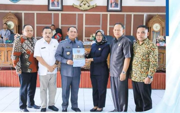 Foto bersama usai sidang paripurna DPRD Kabupaten Labuhanbatu diruang rapat paripurna kelurahan ujung bandar Kecamatan Rantau Selatan pada hari Jum'at 30/9/2022.