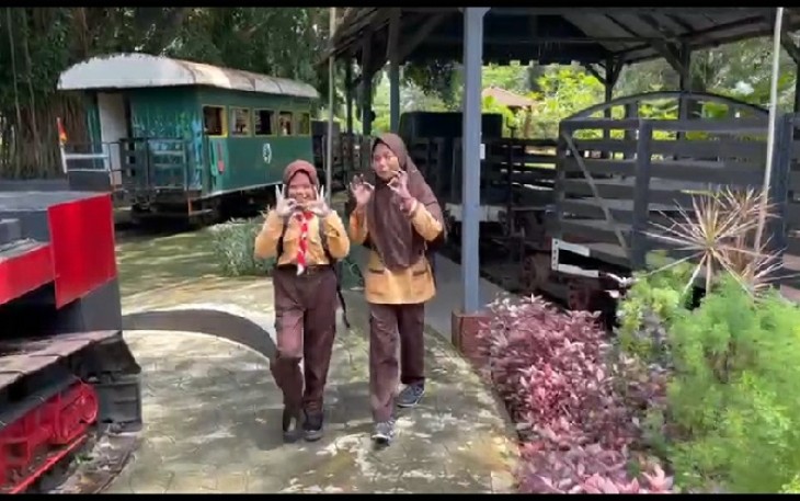 Peserta lomba vlog wisata Blora sedang melakukan vlog di destinasi wisata loko tour di kecamatan Cepu kabupaten Blora.