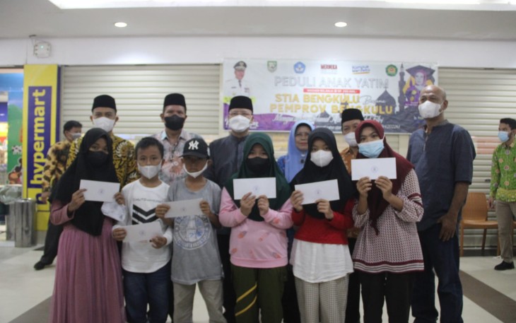 Gubernur Rohidin pada STIA Bengkulu Peduli Anak Yatim 1443 Hijriyah, di Hypermart Bencoolen Mall, Kamis (28/04).