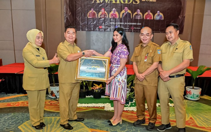 Teguh Setyabudi saat menyerahkan piala dan piagam penghargaan kepada para pemenang Bangda Awards Tahun 2022 lingkup Ditjen Bina Pembangunan Daerah, Senin (26/12/2022) di Luminor Hotal Kota, Jakarta Barat. 