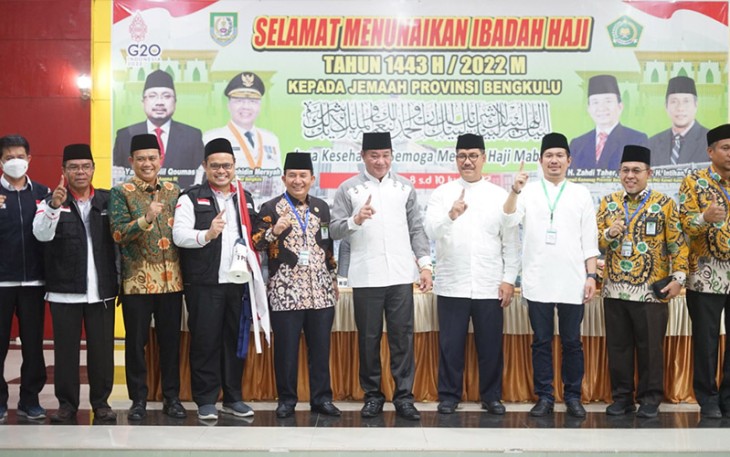 Wagub Bengkulu Rosjonsyah saat melepas keberangkatan CJH, Jumat (10/6/2022). 