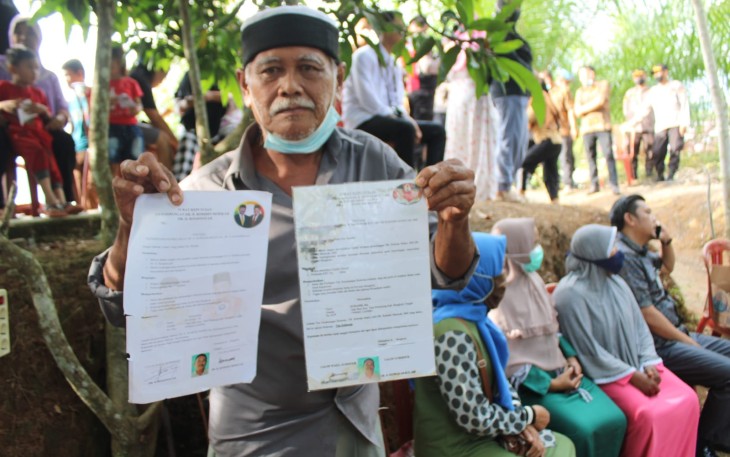 Suhaimi  (75 th) berlinangan air mata saat dikunjungi Gubernur Bengkulu Rohidin Mersyah, Selasa (29/3/2022) kemarin. 