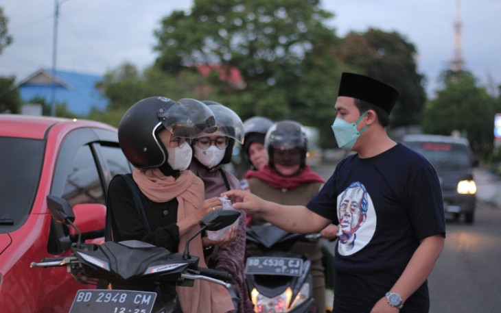 Pemuda Lintas Iman dan Sahabat Mahfud Bengkulu saat bagi takjil ke pengendara, Jumat (15/04/2022)