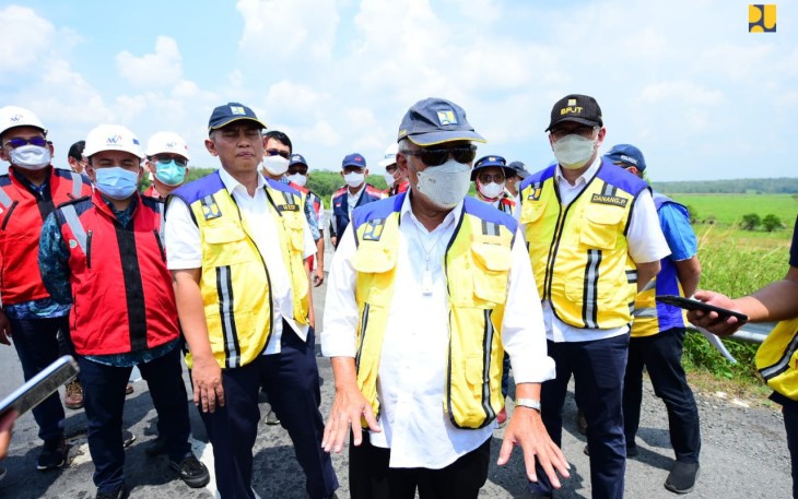 Menteri Basuki Hadimuljono saat melakukan peninjauan, Jumat (15/4/2022).