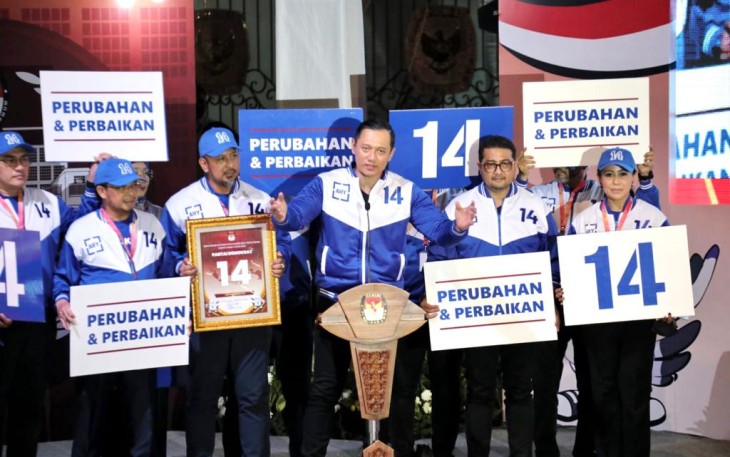 AHY saat berjalan kaki datang ke kantor KPU pusat, diiringi pengurus DPP serta ratusan kader Demokrat.
