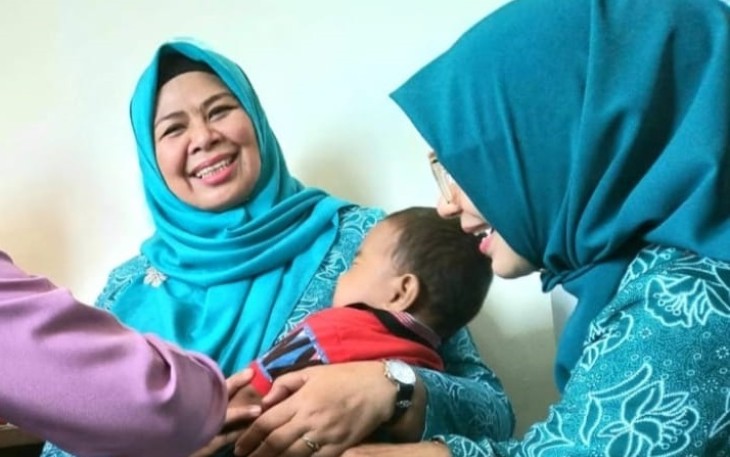 Ketua TP PKK Kepri Dewi Kumalasari Ansar saat menggendong bayi