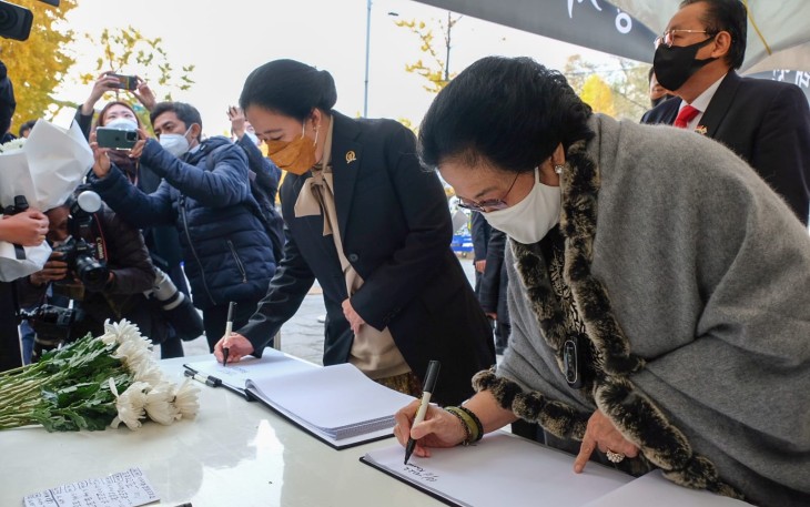 Puan dan Megawati saat Letakkan Karangan Bunga di Memorial Korban Tragedi Itaewon