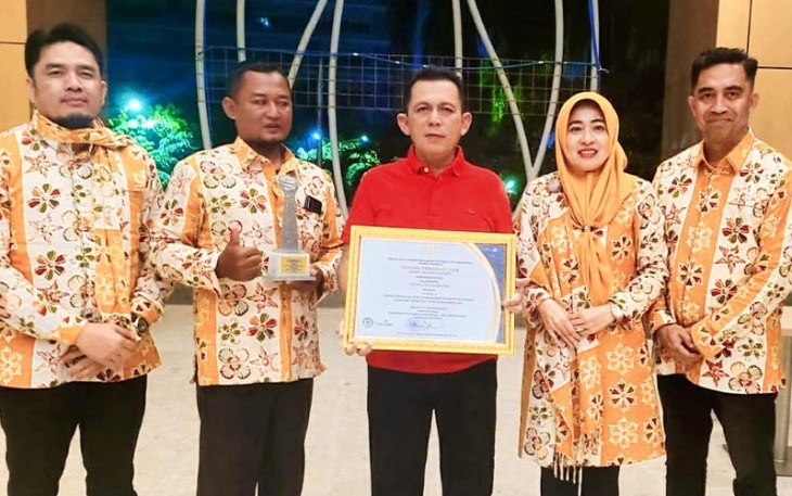 Gubernur Kepulauan Riau H. Ansar Ahmad saat menunjukan Piagam Penghargaan