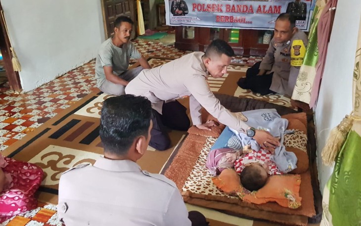 Kapolsek Banda Alam saat beri perhatian khusus ke Bocah Penderita Gizi Buruk