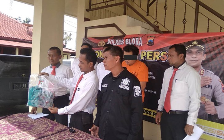 Kasatreskrim Polres Blora AKP Supriyono saat konferensi pers pengungkapan kasus penganiyaan anak yang dilakukan oleh ayah tirinya.