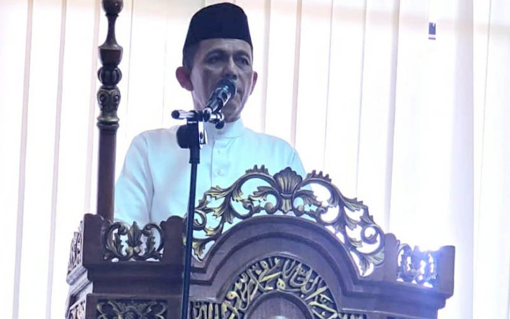 Gubernur Kepulauan Riau H. Ansar Ahmad saat bertindak selaku khatib pada Shalat Jum'at di Mesjid Al-Madinah Kantor Bupati Bintan 