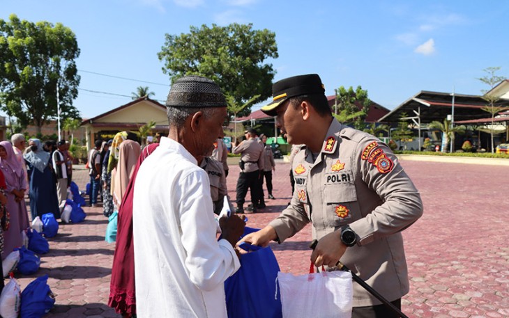 Kapolres Aceh Timur AKBP Mahmun Hari Sandy Sinurat, S.I.K. saat salurkan paket sembako