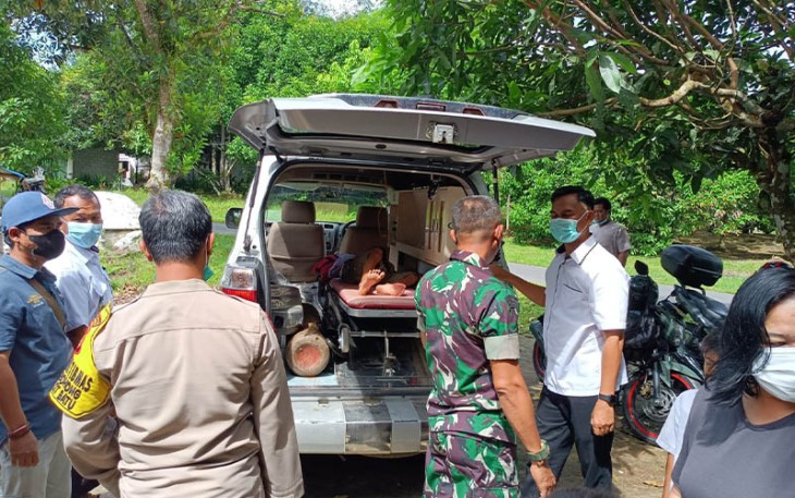 Babinsa Bersama Bhabinkamtibmas saat Evakuasi Warganya yang Mengalami Sakit 