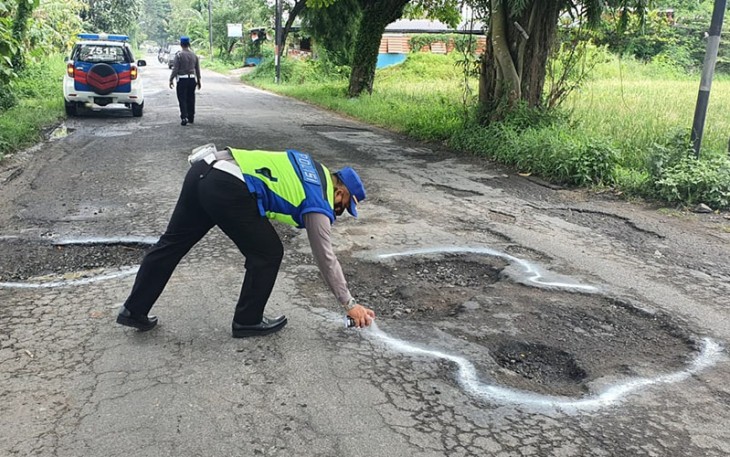 Satlantas Polres Karanganyar Pasang Stiker Pemantul Cahaya dan Tandai Lubang Jalan Rusak