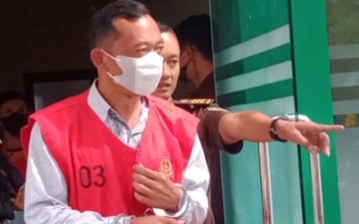 Kades Berjo, Suyatno,  mengenakan baju tahanan usai menjalani pemeriksaan di Kejari Karanganyar sebagai salah satu tersangka atas kasus dugaan korupsi pengelolaan dana BUMDes Berjo, Selasa (27/9/2022). (Foto : Istimewa).
