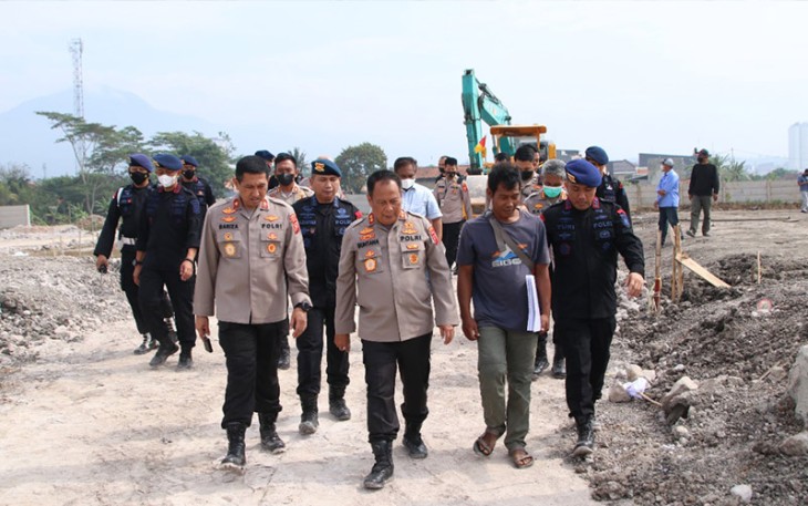 Kapolda Jabar Irjen Pol Drs. Suntana M.Si bersama rombongannya saat meninjau lokasi perluasaan lahan Mako Sat Brimob Polda Jabar di Desa Cikeruh, Jatinangor, Sumedang, Selasa (06/09/2022).