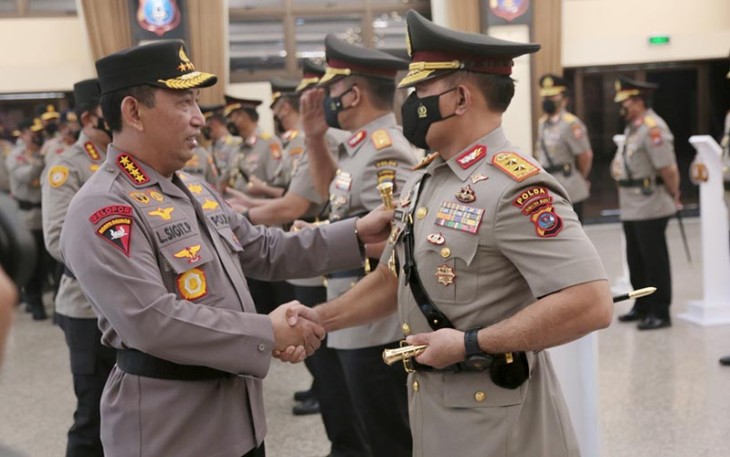 Kapolri saat memberikan selamat kepada Kapolda Sumbar