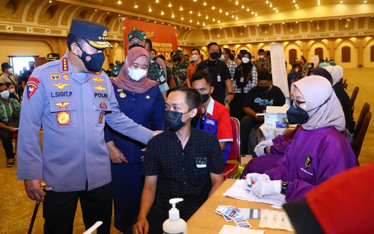 Kapolri Tinjau Akselerasi Vaksinasi Booster di Sleman City Hall, Kabupaten Sleman, DIY.