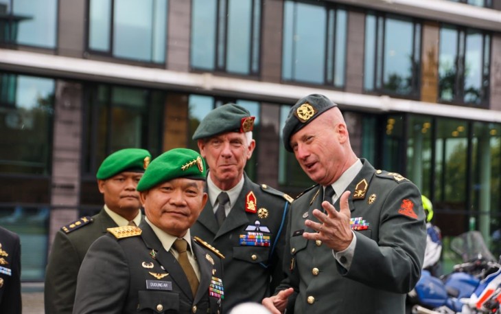 Kasad Jenderal TNI Dr. Dudung Abdurachman saat bertemu Kasad Belanda Lieutenant General Martin Wijnen di The Royal Netherland Army Headquarters, Utrecht Belanda. Senin (19/9/2022) kemarin.