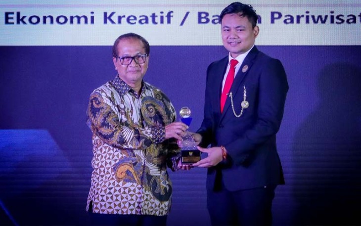 SesKemenKopUKM Arif Rahman Hakim saat menerima penghargaan Anugerah Keterbukaan Informasi Publik Tahun 2022 untuk kategori Kementerian dengan klasifikasi sebagai Badan Publik Informatif.