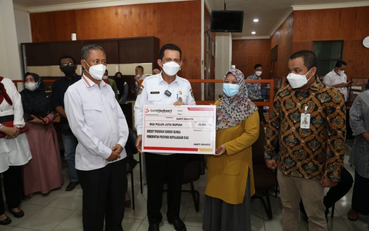 Gubernur Kepri Ansar Ahmad saat secara simbolis berikan bantuan pinjaman UMKM, Selasa (20/9).
