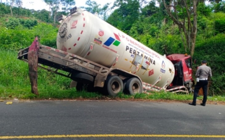 Pasca kejadian, truk tabrak tebing di jalan lintas Bemgkulu-Kepahiang.