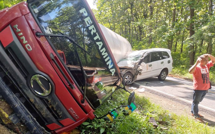 Truk tangki LPG Pertamina terguling dan menimpa Innova di kawasan hutan jati Kalimodang, Blora.