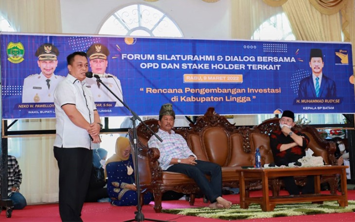 Bupati Lingga, Muhammad Nizar saat memaparkan seluruh potensi dan peluang-peluang investasi di Kabupaten Lingga