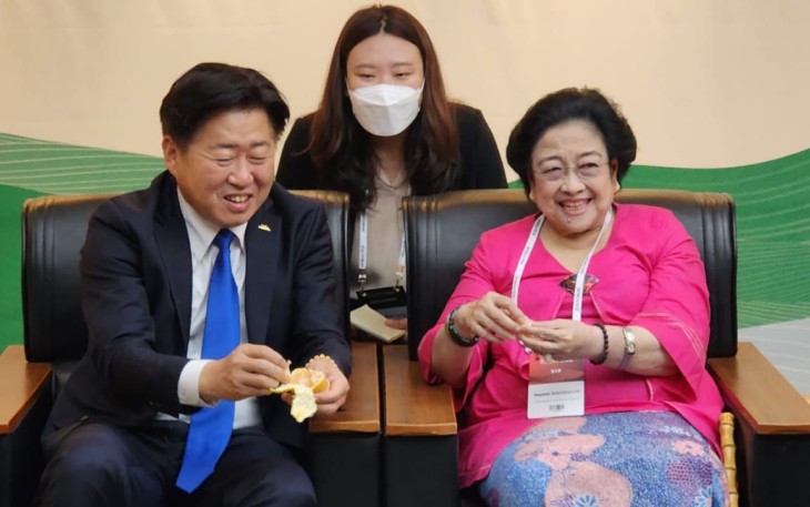Megawati Soekarnoputri saat melakukan pertemuan dengan Gubernur Provinsi Jeju Korea Selatan, Oh Young-Hun, Kamis (15/9/2022).