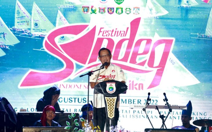 Mendagri pada Malam Pelepasan Sandeq Menuju Balikpapan di Pantai Manakarra, Kabupaten Mamuju, Sulawesi Barat (Sulbar), Sabtu (3/9/2022).