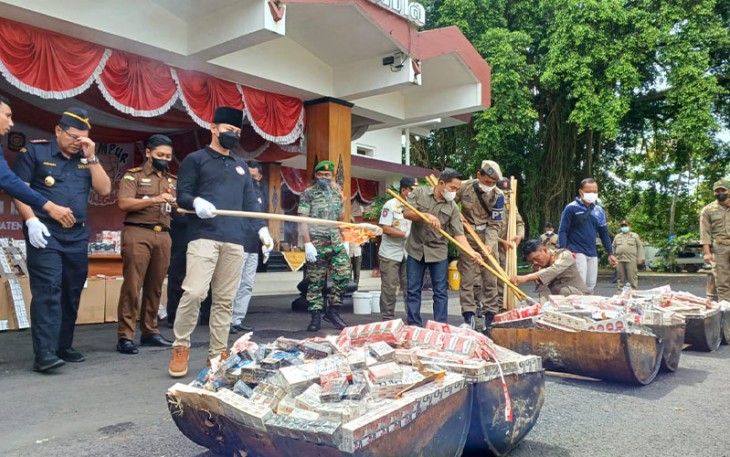 Proses pemusnahan barang ilegal oleh jajaran forkopimda, di Halaman Pendapa Manggala Praja Nugraha.
