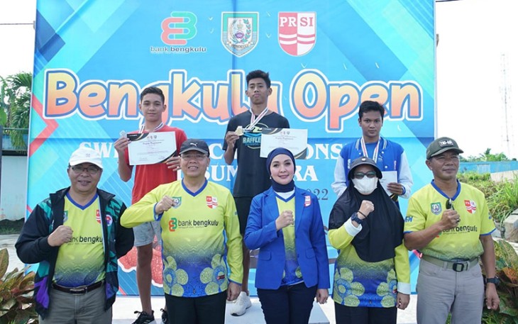 Gubernur Rohidin Mersyah saat membuka kejuaraan Bengkulu Open Swimming Championship se Sumatera Tahun 2022 di Kolam Renang Rafflesia Kota Bengkulu, Jum'at (24/6). 