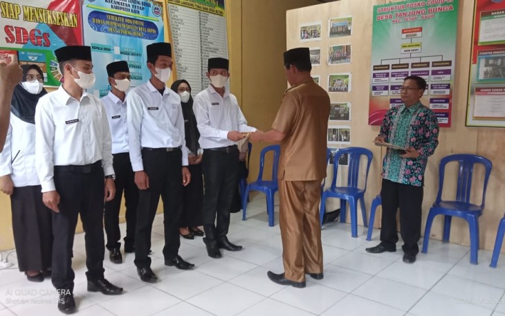 Pelantikan 6 Perades Tanjung Bunga, Selasa (5/04/2022).