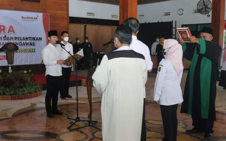 Bupati Trenggalek, Mochamad Nur Arifin, saat melantik direktur RSUD Panggul, serta sejumlah pejabat administrator dan pengawas di lingkup RSUD Panggul, di Pendapa Manggala Praja Nugraha, Rabu (12/10/2022).