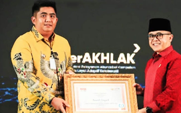 Bupati Bintan saat Terima Penghargaan Inovasi Pelayanan Publik dari Menpan-RB RI