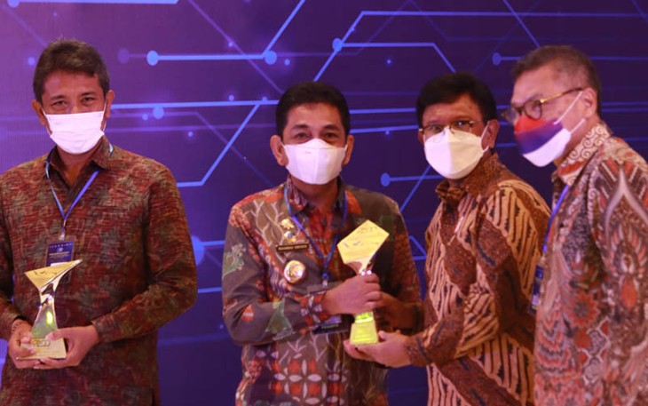 Pj Walikota Tebing Tinggi saat Terima Penghargaan TP2DD Terbaik se-Sumatera