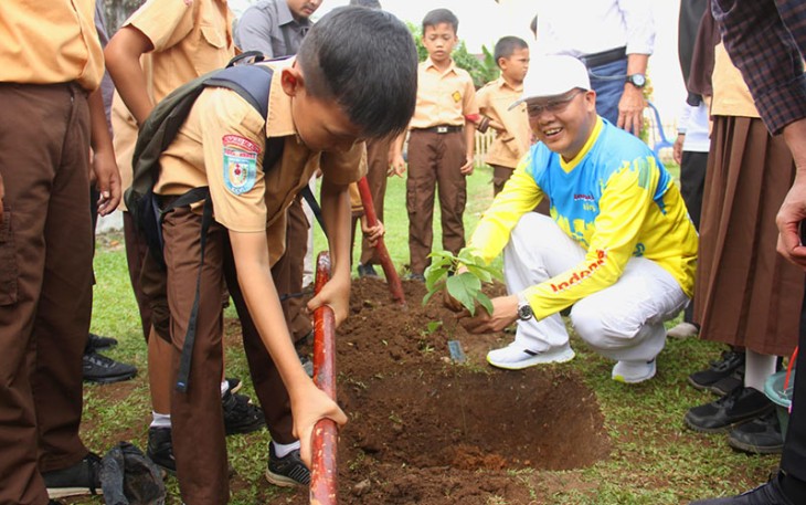 Gubernur Bengkulu Rohidin Mersyah melakukan penanaman pohon bersama para siswa dan guru SD Negeri 09 Kabupaten Bengkulu Selatan, Sabtu (05/11). 