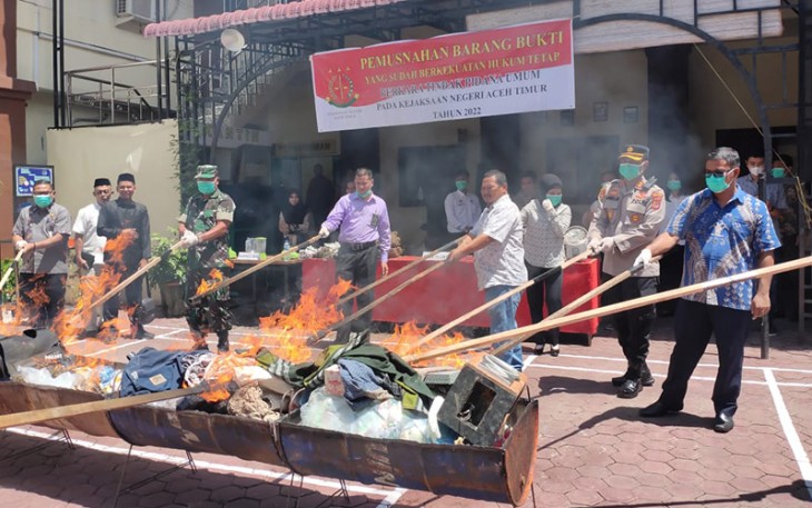 Pemusnahan barang bukti, Jumat (30/09/22), di halaman Kejaksaan Negeri Aceh Timur Jln. Petua Husein, Desa Gampong Jawa, Kecamatan Idi Rayeuk, Kabupaten Aceh Timur.