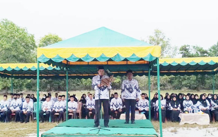 PGRI Kecamatan Singkep Barat saat Gelar Upacara Bendera Peringati HUT PGRI ke-77 dan HGN 2022.