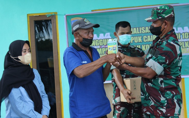 Kasdim Palangka Raya saat mensosialisasikan Pupuk Cair Lestari 102 Kepada Poktan Kampung Berkah Kalampangan 