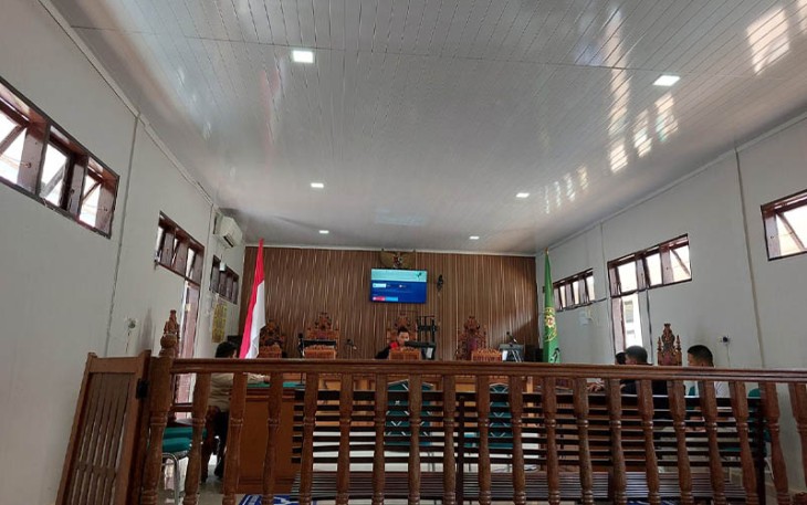 Hakim tunggal Pengadilan Negeri Lubuk Sikaping Kabupaten Pasaman, Aulia Ali Reza SH saat putuskan perkara praperadilan 'Mustafa' tidak dapat diterima (niet ontvankelijke verklaard).