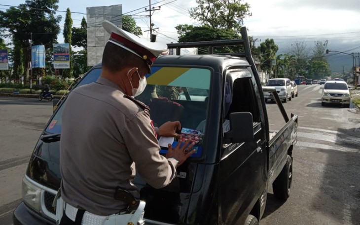 Petugas Polres Kepahiang saat Tempel Stiker Larangan Mobil Bak Terbuka Angkut Penumpang