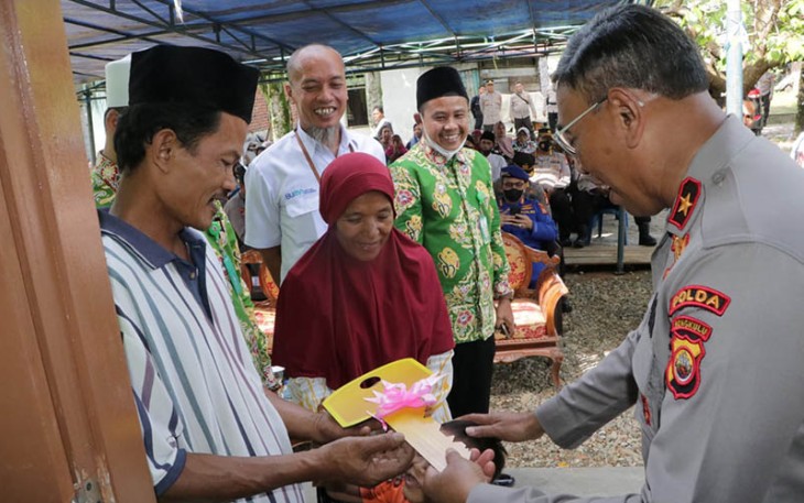 Wakapolda Bengkulu saat serahkan kunci secara simbolis