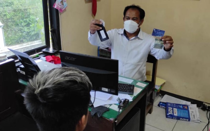 Penyidik saat memeriksa tersangka sekaligus menunjukan barang bukti.