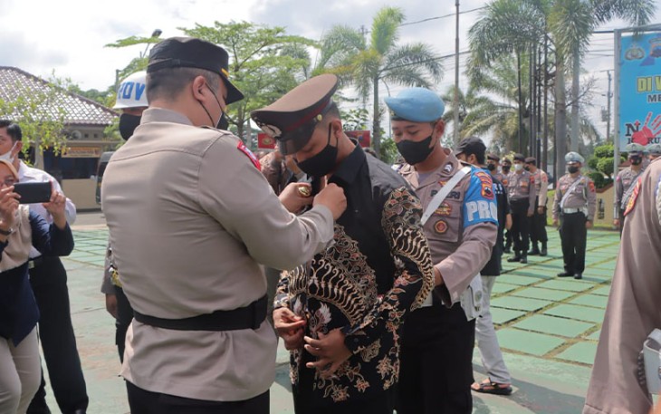 Secara simbolis Kapolres Purworejo melepas baju dinas Polri yang dikenakan AL dan menggantikan dengan baju biasa.