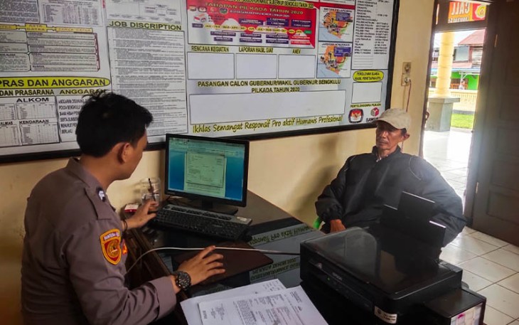 Polisi saat menerima laporan warga