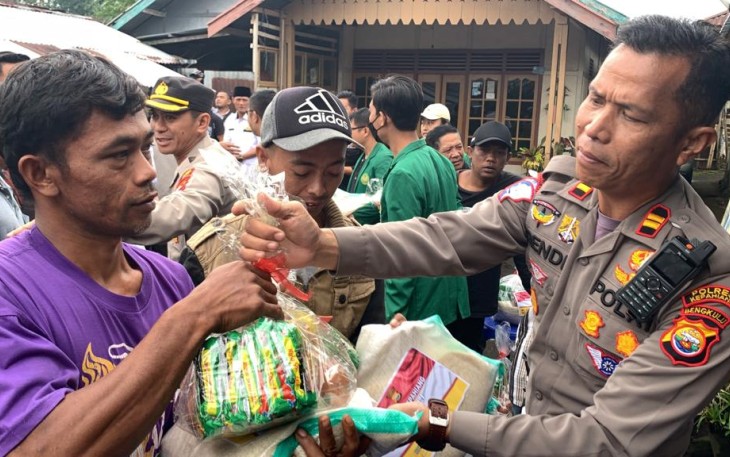 Sat Lantas Polres Kepahiang saat berikan bantuan ke masyarakat