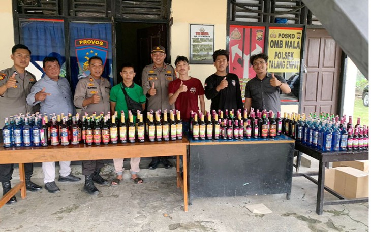 Ratusan botol miras saat diamankan polisi
