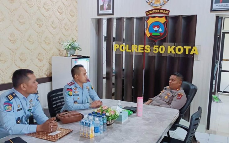Kalapas Kelas III Suliki Kamesworo, melakukan kunjungan ke Polres 50 Kota.