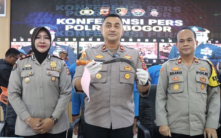 Wakapolres Bogor Kompol Wisnu Perdana putra S.H., S.I.K saat menunjukan barang bukti saat Konferensi Pers